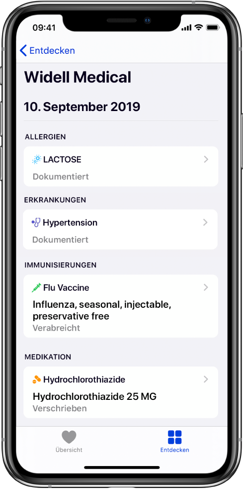 Der Titel „Widell Medical“ wird in der App „Health“ oben auf einem Bildschirm angezeigt. Unter dem Titel werden Informationen über verschiedene Typen von Gesundheitseinträgen angezeigt. Die obere Kategorie „Allergien“ enthält einen Eintrag „Laktose (Dokumentiert)“. Ein Pfeil auf der rechten Seite zeigt an, dass weitere Informationen für den Eintrag vorhanden sind. Der Bildschirm enthält weitere Gesundheitseinträge für die Kategorien „Erkrankungen“, „Immunisierungen“ und „Medikation“.