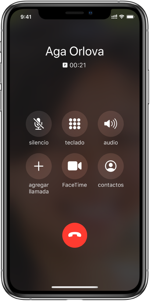 La pantalla del iPhone donde se muestran los botones correspondientes a las opciones que aparecen durante una llamada. En la fila superior, de izquierda a derecha, se encuentran los botones Silenciar, Teclado y Altavoz. En la fila inferior, de izquierda a derecha, se encuentran los botones Agregar llamadas, FaceTime y Contactos.