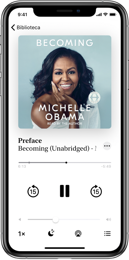 El reproductor de audiolibros mostrando la portada del audiolibro en la parte superior central. Debajo de la portada se encuentra el número de pista, el nombre del audiolibro y el autor. Debajo del nombre de la portada se encuentra el cursor de reproducción, y debajo de él se muestran los controles para reproducir, pausar, avanzas y retroceder. Debajo de los controles de reproducción está el regulador de volumen. En la parte inferior de la pantalla, de izquierda a derecha, se encuentran el botón de velocidad de la reproducción, el botón de temporizador de reposo, el botón de destino de la reproducción y el botón de lista de pistas. El botón Biblioteca está en la parte superior izquierda.