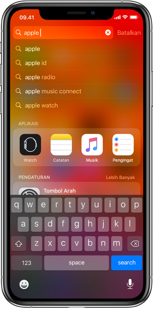 Layar menampilkan pencarian di iPhone. Di bagian atas terdapat bidang pencarian dengan teks pencarian “apple,” dan di bawahnya terdapat hasil pencarian yang ditemukan untuk teks target.