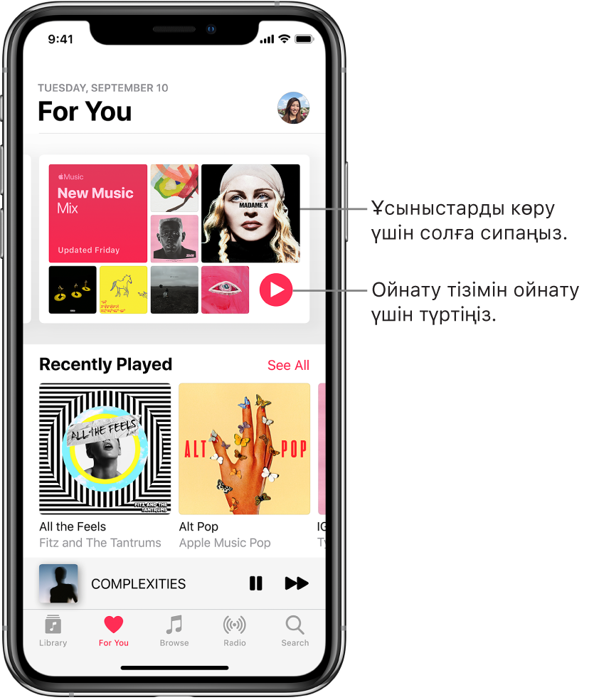 Жоғарғы жағында New Music Mix ойнату тізімін көрсетіп тұрған For You экраны. Play түймесі ойнату тізімінің төменгі оң жағындағы пайда болады. Төмендегі — екі альбом мұқабасын көрсетіп тұрған Recently Played экраны.