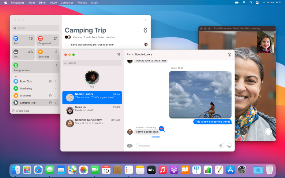 L’escriptori d’un Mac amb les apps Recordatoris, Missatges i FaceTime obertes. L’app Missatges es veu en primer pla. S’hi poden veure múltiples converses a la barra lateral i un xat en grup a la dreta.