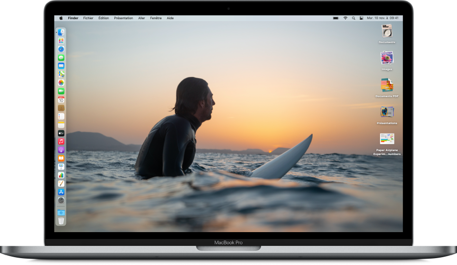 Le bureau d’un Mac avec le Mode sombre, un fond d’écran personnalisé, le Dock placé sur la gauche de l’écran et des piles sur le bureau sur le côté droit.