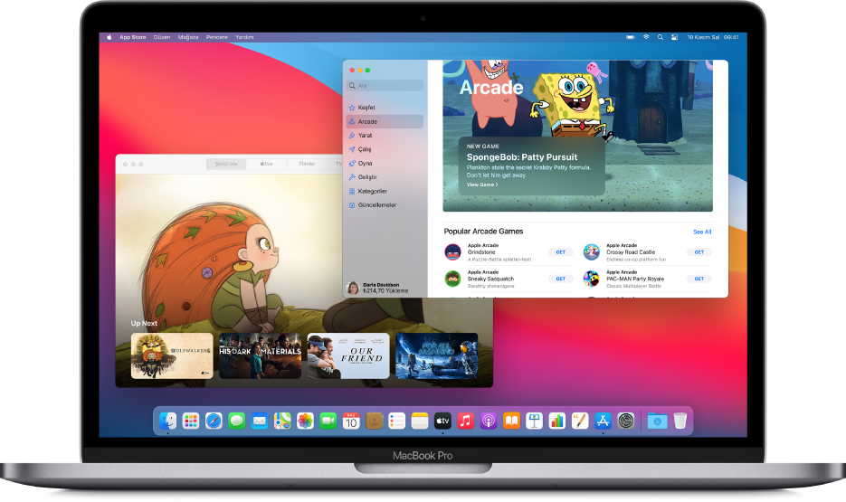 Şimdi İzle ekranını gösteren Apple TV uygulamasının ve Apple Arcade’i gösteren App Store’un bulunduğu bir Mac masaüstü.