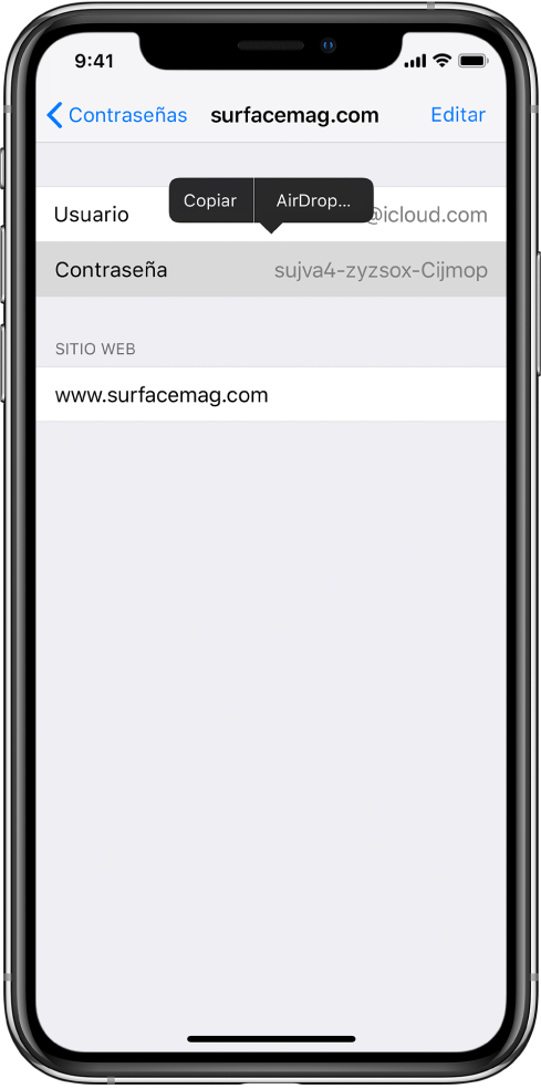 La pantalla de la cuenta de un sitio web. La sección de la contraseña está seleccionada y sobre ella aparece el menú que contiene los elementos Copiar y AirDrop.