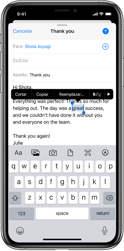 Mensaje de correo electrónico de ejemplo con parte del texto seleccionado. Encima de la selección están los botones Cortar, Copiar, Pegar, Negrita/Cursiva/Subrayado y Mostrar más. El texto seleccionado está resaltado y tiene manijas en ambos extremos.