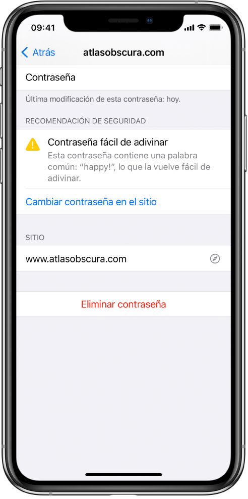 La pantalla de una cuenta en la configuración de contraseñas. Hay una recomendación de seguridad que dice “Contraseña fácil de adivinar. Esta contraseña contiene una palabra común: “feliz”, lo que la vuelve fácil de adivinar”. El botón “Cambiar contraseña en el sitio” se muestra debajo de la recomendación.