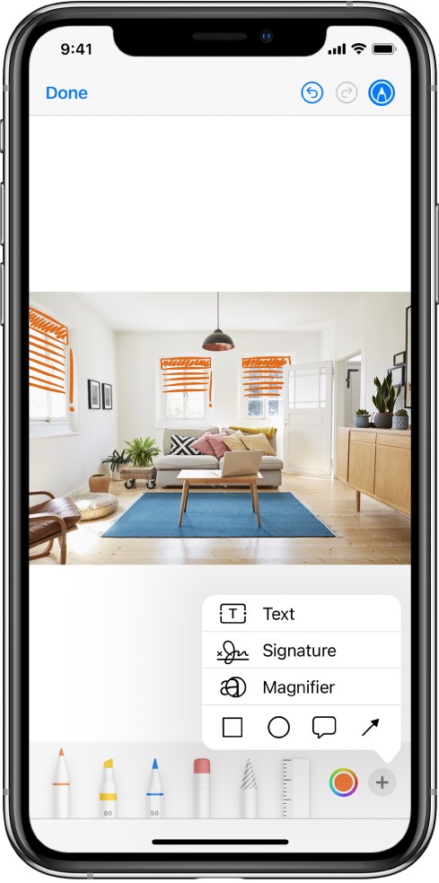 Nuotrauka, pažymėta oranžinėmis linijomis, vaizduojančiomis langų žaliuzes. Įrankių juosta „Markup“ su piešimo įrankiais ir spalvų parinkikliu rodomi apatinėje ekrano dalyje. Apatiniame dešiniajame kampe pasirodo meniu, kuriame pateikiamos parinktys įtraukti tekstą, parašą, didinamąjį stiklą ir formas.
