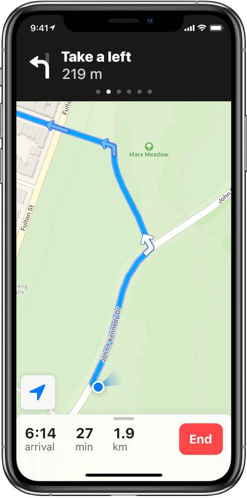 Žemėlapyje rodomas ėjimo pėsčiomis maršrutas. Ekrano viršuje esanti juosta nurodo, kada reikia sukti į kairę. Ekrano apačioje rodomas mygtukas „End“.