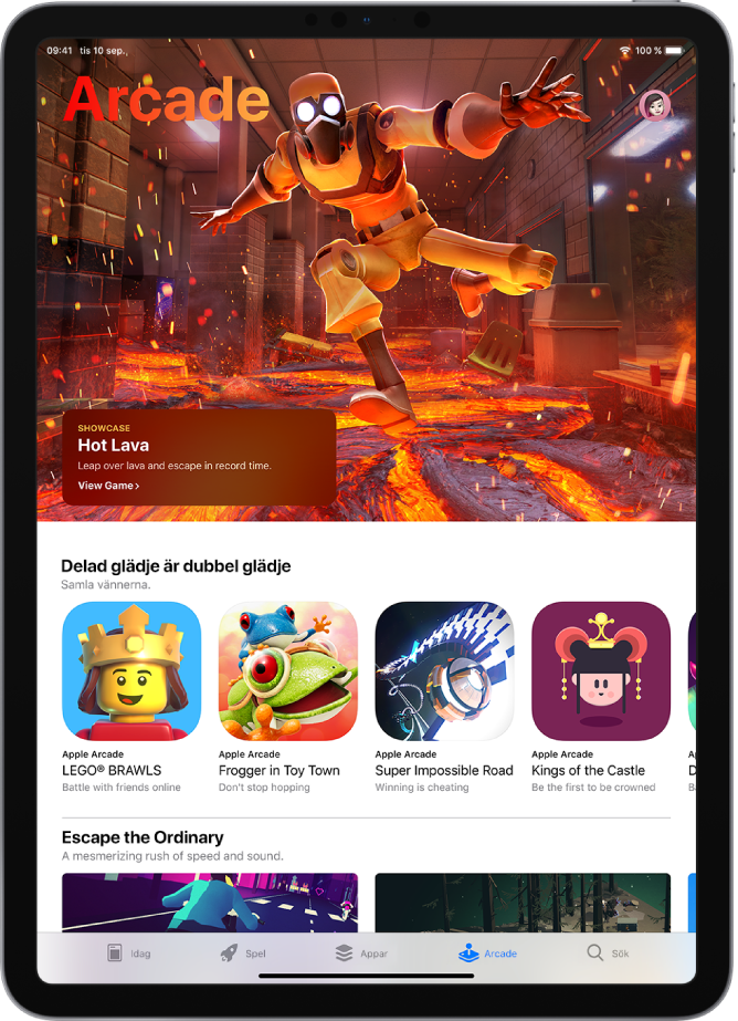 Arcade-skärmen i App Store visar ett spel i blickfånget och andra rekommendationer. Din profilbild som du trycker på för att visa köp och hantera prenumerationer visas högst upp till höger. Från vänster till höger längs nederkanten finns flikarna Idag, Spel, Appar, Arcade och Sök.