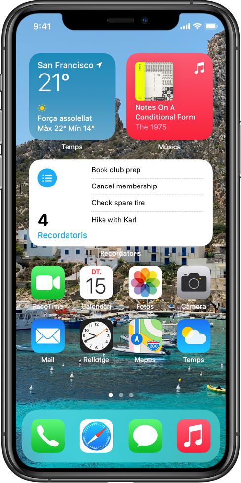 Pantalla d’inici que mostra un fons personalitzat, els widgets de Mapes i Calendari, i les icones d’altres apps.