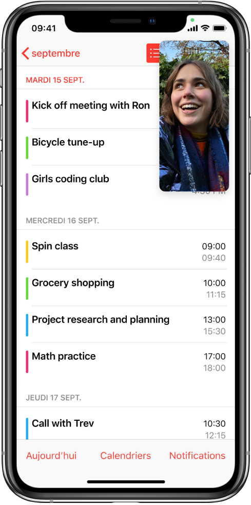 Un écran affichant une conversation FaceTime dans le coin supérieur droit tandis que l’app Calendrier remplit le reste de l’écran.