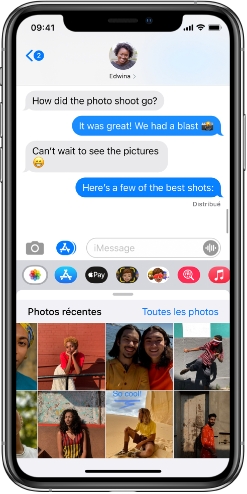 Une conversation Messages montrant l’app Photos iMessage au-dessus. L’app Photos iMessage affiche, depuis le coin supérieur gauche, les liens vers Photos récentes et Toutes les photos. En dessous se trouvent les photos récentes, qui peuvent toutes êtres consultées en balayant vers la gauche.