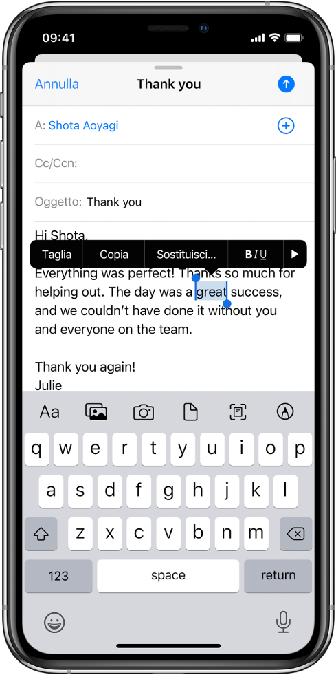 Messaggio e-mail di esempio con parte del testo selezionata. Sopra la selezione ci sono i pulsanti Taglia, Copia, Incolla, grassetto/ corsivo/sottolineato e per mostrare più funzionalità. Il testo selezionato è evidenziato, con le maniglie su entrambi i lati.