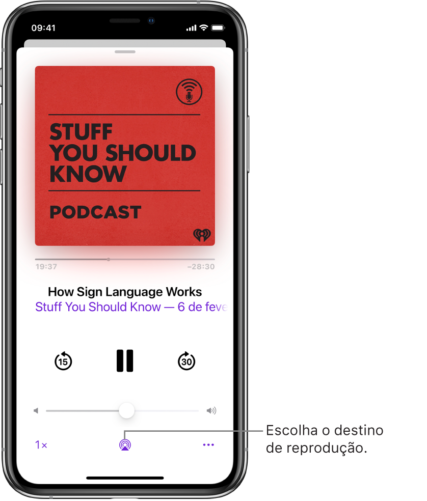 Os controlos de reprodução para um podcast, incluindo o botão “Destino da reprodução” na parte inferior do ecrã.
