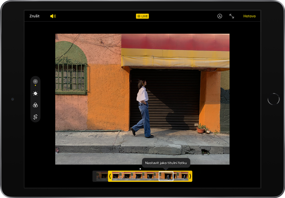 Záznam Live Photo uprostřed obrazovky úprav s prohlížečem snímků podél dolního okraje obrazovky. V levém horním rohu jsou umístěná tlačítka Zrušit a Hlasitost, nahoře uprostřed tlačítko Live Photo a v pravém horním rohu tlačítka Anotace, Spustit režim celé obrazovky a Hotovo. Na levé straně obrazovky se nacházejí nástroje pro úpravy – shora dolů Live Photo, Upravit, Filtry a Ořez. Nástroj Live Photo je vybraný.