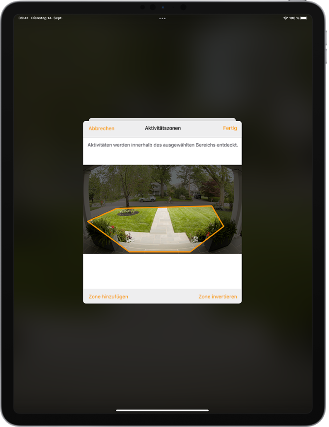 Der iPad-Bildschirm mit einer Aktivitätszone in einem Bild, das von der Kamera einer Klingelanlage aufgenommen wurde. Die Aktivitätszone umfasst die Veranda und den Weg zur Haustür, aber nicht die Straße und Auffahrt. Über dem Bild befinden sich die Tasten „Abbrechen“ und „Fertig“. Unten befinden sich die Tasten „Zone hinzufügen“ und „Zone umkehren“.