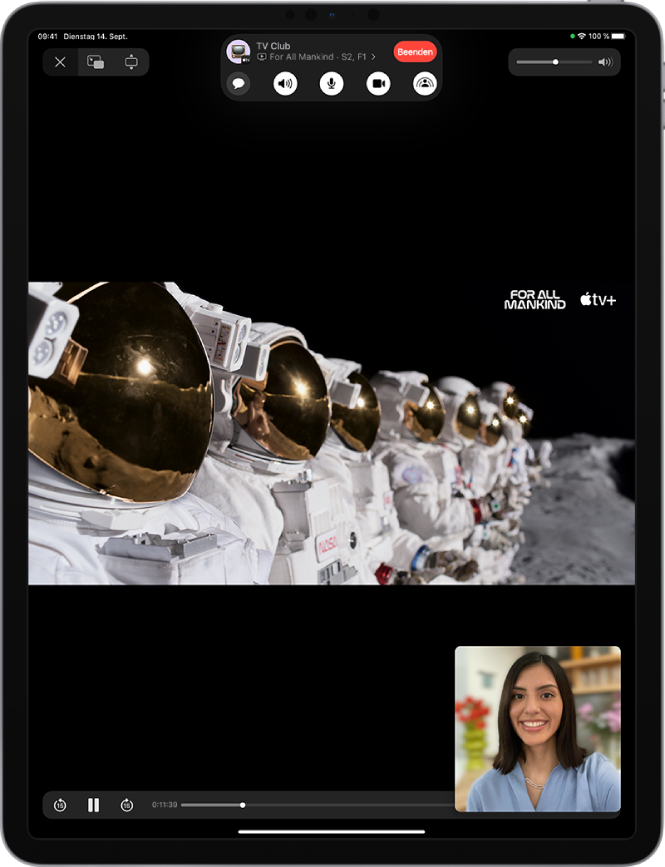Ein FaceTime-Anruf zeigt Apple TV -Videoinhalte, die im Anruf geteilt werden. Die FaceTime-Steuerelemente befinden sich oben im Bildschirm, das Video wird unmittelbar unter den Steuerelementen wiedergegeben und die Steuerelemente für die Wiedergabe sind unten im Bildschirm zu sehen.
