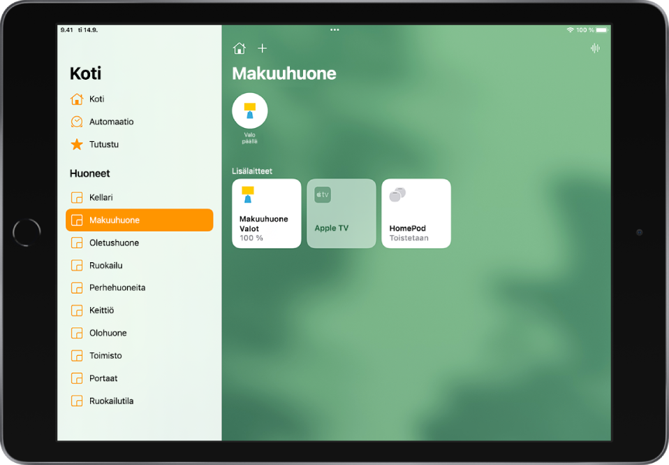 Koti-appi ja siinä vasemmalla sivupalkki. Sivupalkin Huoneet-osiossa on valittu Makuuhuone. Sivupalkista oikealla ylhäällä ovat Kodin asetukset ‑painike ja lisäyspainike. Sisäpuhelin-painike on yläoikealla. Lähellä yläreunaa näkyy valon tilapainike, joka kertoo, että valo on päällä. Alla näkyvät lisävarustepainikkeet makuuhuoneen valoille, Apple TV:lle ja HomePodille.