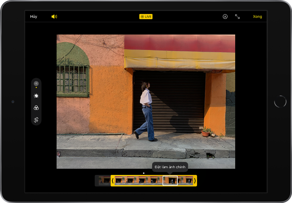 Một Live Photo ở giữa màn hình Sửa. Trình xem khung hình Live Photo nằm ở cuối màn hình. Các nút Hủy và Âm lượng nằm ở góc trên cùng bên trái, nút Live Photo ở trên cùng ở giữa và các nút Đánh dấu, Chuyển sang toàn màn hình và Xong ở góc trên cùng bên phải. Các công cụ sửa nằm ở bên trái của màn hình: từ trên xuống dưới là Live Photo, Điều chỉnh, Bộ lọc và Cắt xén. Live Photo được chọn.