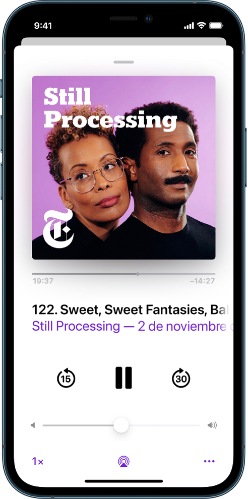 Los controles de reproducción en la pantalla “Ahora suena”. Debajo de la ilustración del podcast, arrastra el regulador de posición de la pista para avanzar o retroceder. Debajo del título del episodio se encuentran botones para retroceder, reproducir, pausar y avanzar. Debajo se encuentra el control del volumen. En la esquina inferior izquierda se encuentra el control para cambiar la velocidad de reproducción. En la esquina inferior derecha está el botón Más.