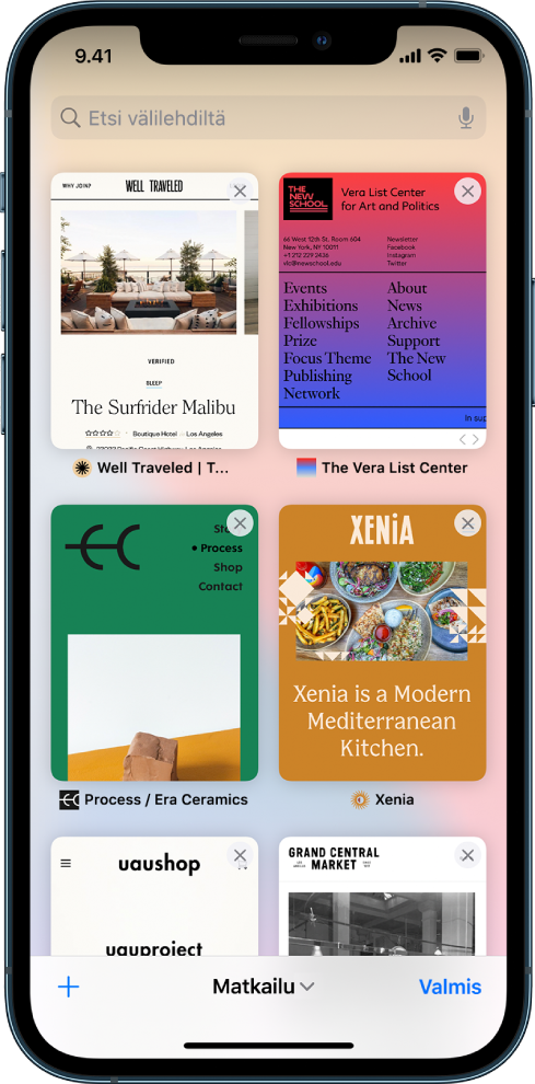 Näytöllä näkyvät avointen välilehtien esikatselut. Näytön alareunan palkissa ovat vasemmalta oikealle lueteltuina Uusi välilehti ‑painike, välilehtiryhmän otsikko, alaspäin osoittava nuoli sen merkiksi, että välilehtiryhmiä on enemmän, sekä Valmis-painike.