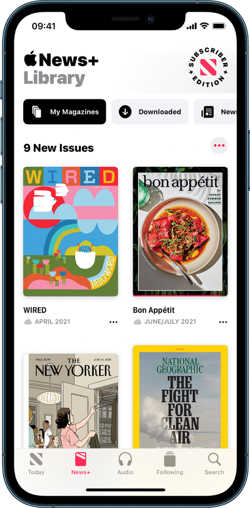 Un écran affichant la bibliothèque Apple News . Les boutons Downloaded et « My Magazines » se trouvent en haut. Ce dernier est sélectionné. En dessous se trouvent les boutons de quatre magazines différents. En bas de l’écran figurent les boutons Today, News , Audio, Following et Search. Le bouton News  est en surbrillance.