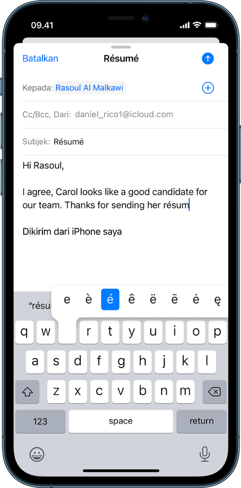 Layar menampilkan email yang sedang ditulis. Papan ketik dibuka dan menampilkan karakter beraksen alternatif yang muncul saat Anda menekan dan menahan tombol E.