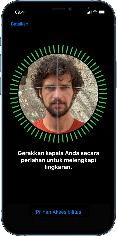 Layar pengaturan pengenalan Face ID. Wajah ditampilkan di layar, dikelilingi lingkaran. Teks di bawah yang menginstruksikan pengguna untuk memindahkan kepalanya secara perlahan untuk melengkapi lingkaran. Tombol untuk Pilihan Aksesibilitas muncul di dekat bagian bawah layar.