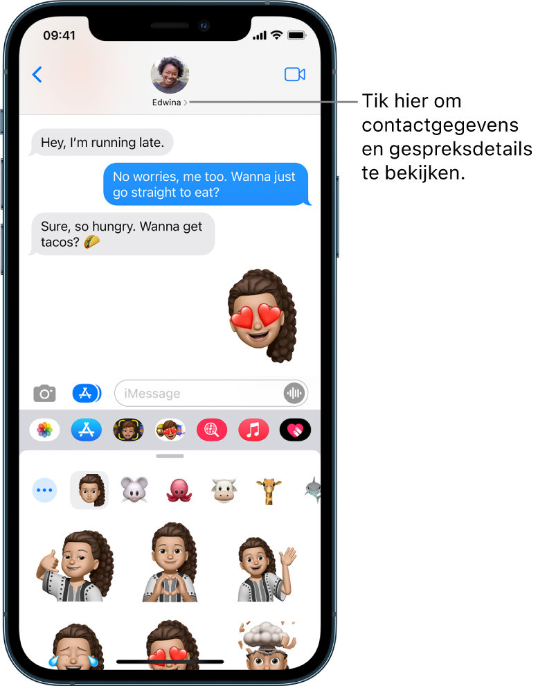 Gesprek in de Berichten-app. Bovenin zie je van links naar rechts de terugknop en een foto van degene met wie je berichten uitwisselt. In het midden zie je de berichten die in de loop van het gesprek zijn verstuurd en ontvangen. Onderin zie je van links naar rechts de knoppen voor Foto's, App Store, Apple Pay, memoji's, Hashtag-afbeeldingen, Muziek en Digital Touch.