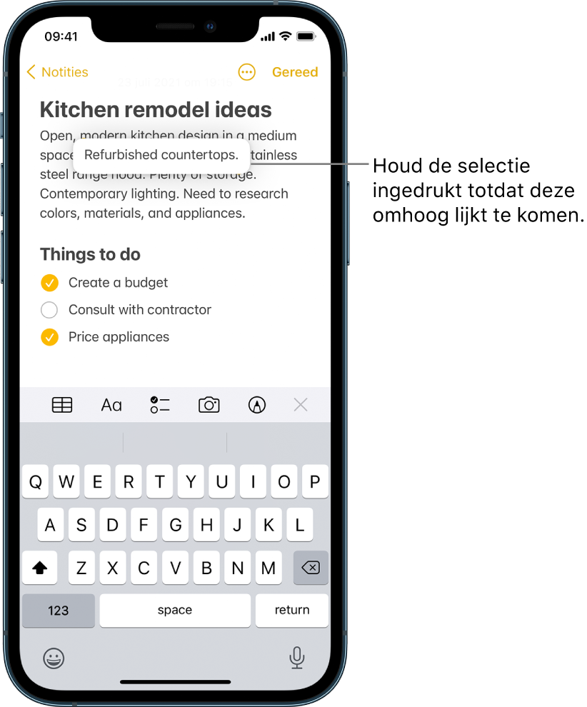 In een notitie in de Notities-app lijken de geselecteerde woorden omhoog te komen doordat een gebruiker de selectie aanraakt en zijn of haar vinger erop houdt.