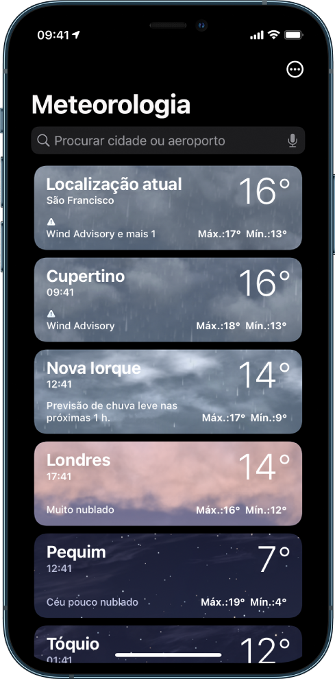 Uma lista de cidades a mostrar a hora, a temperatura atual, a previsão e as temperaturas máxima e mínima de cada cidade. Na parte superior do ecrã está o campo de pesquisa e, no canto superior direito, está o botão Mais.