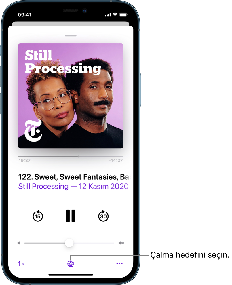 Ekranın en altında Çalma Hedefi düğmesini de içeren podcast çalma denetimleri.