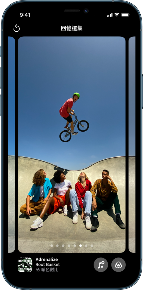 「相片」App 中的「回憶選集」。來自回憶的相片位於螢幕正中間；相片底部的圓點代表顯示的「回憶選集」選項。第六個圓點已被重點標示。左下角是組成這個「回憶選集」的相簿封面、歌曲標題、歌名和濾鏡。右下角為「音樂」和「濾鏡」按鈕。左上角為「返回」按鈕。