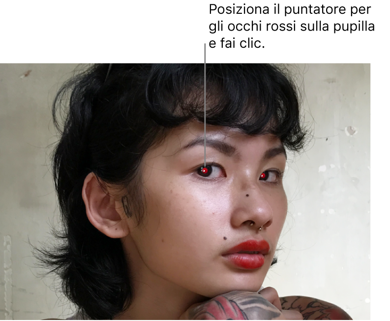 La foto di una persona con le pupille rosse.