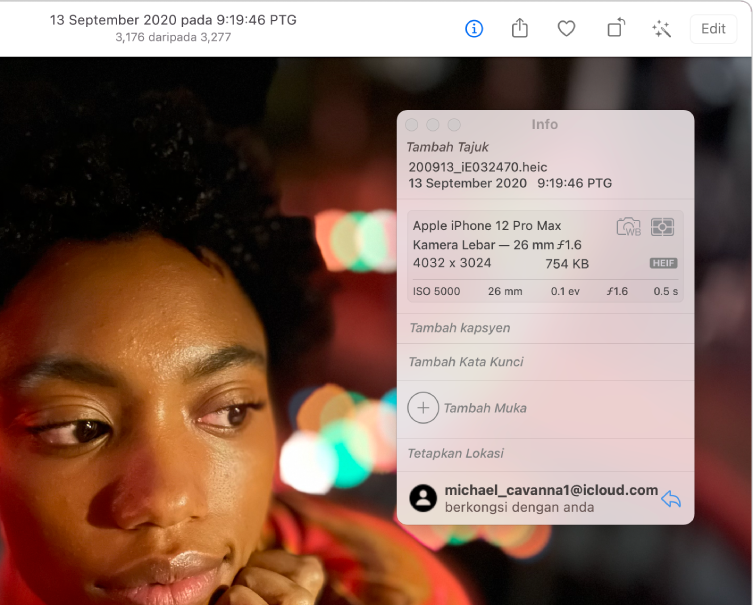 Foto orang, dengan tetingkap Info menunjukkan alamat e-mel pengirim di bahagian bawah.