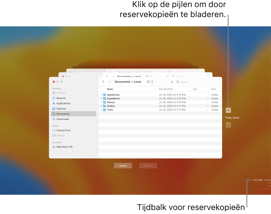 Het Time Machine-venster met meerdere gestapelde Finder-schermen die de reservekopieën voorstellen en pijlen voor de navigatie. Met de pijlen en de tijdbalk aan de rechterkant kun je door je reservekopieën bladeren en de bestanden kiezen die je wilt herstellen.