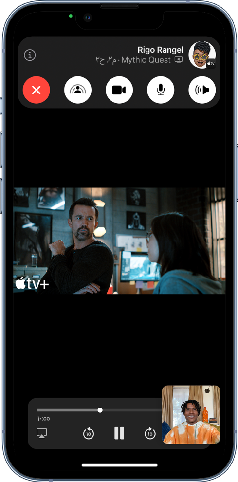 مكالمة فيس تايم، تعرض محتوى فيديو Apple TV ‎ الذي تتم مشاركته في المكالمة. تظهر عناصر التحكم في فيس تايم أعلى الشاشة، ويتم تشغيل الفيديو أسفل عناصر التحكم مباشرةً، وتكون عناصر التحكم في التشغيل أسفل الشاشة.