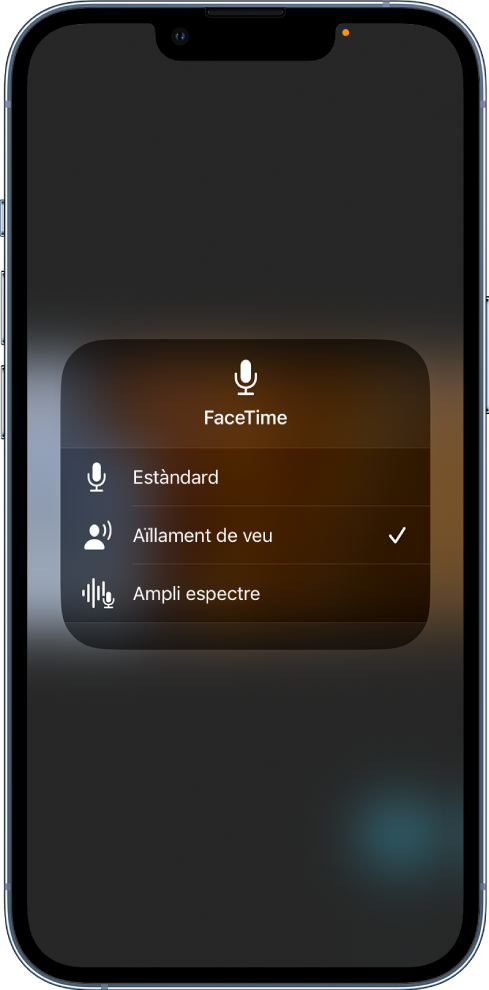 Configuració de Mode al centre de control per a les trucades del FaceTime, que mostra les opcions de configuració d’àudio Estàndard, “Aïllament de veu” i “Ampli espectre”.