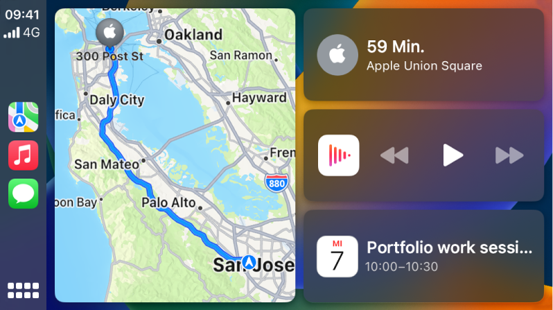 Das CarPlay-Dashboard mit Symbolen für die Apps „Karten“, „Musik“ und „Nachrichten“ auf der linken Seite sowie einer Karte mit einer Fahrtroute in der Mitte und drei übereinander angeordneten Objekten auf der rechten Seite. Das obere Objekt rechts zeigt die Fahrtzeit zu einem Ort an. Das mittlere Objekt enthält Steuerelemente für die Medienwiedergabe. Das untere Objekt auf der rechten Seite zeigt ein anstehendes Kalenderereignis an.