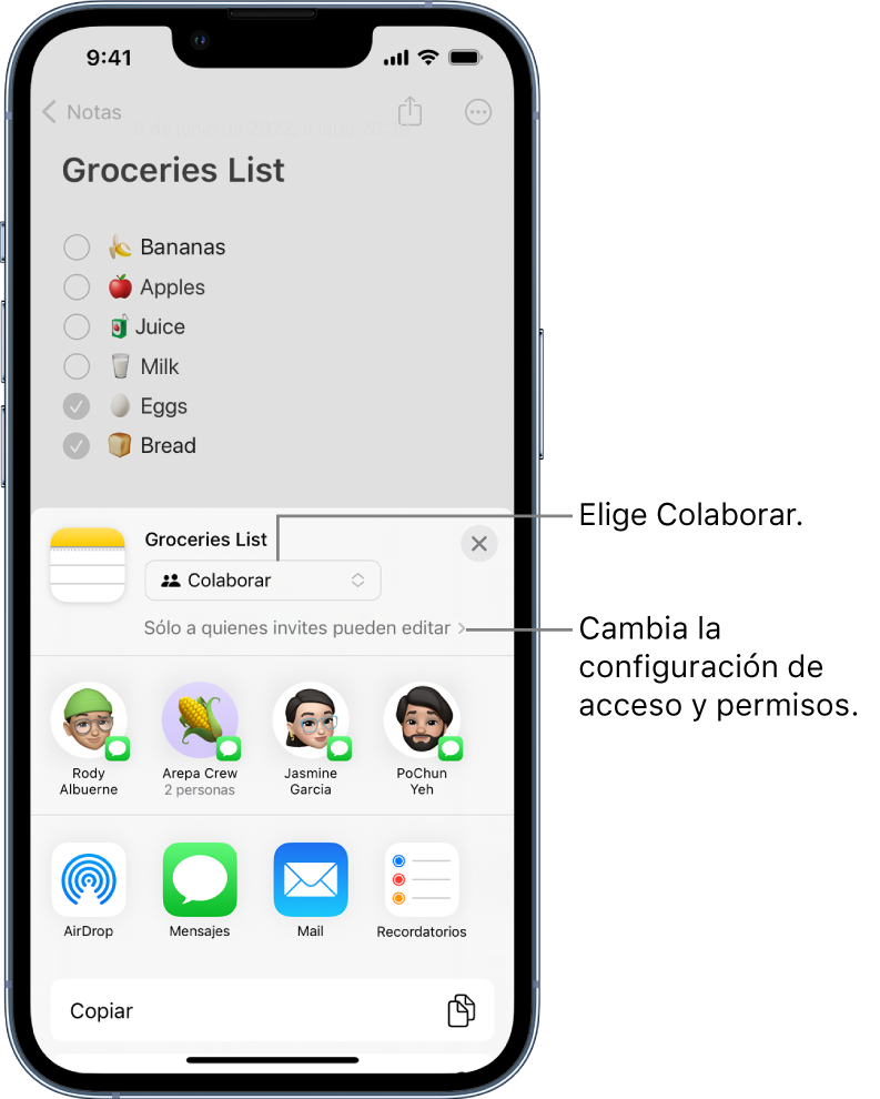 Una lista de productos comestibles en Notas con una invitación de colaboración, la opción de compartir indica Colaborar y la configuración de acceso y permiso indica Sólo a quienes invites pueden editar. Cuatro posibles destinatarios, incluyendo un grupo de dos personas, forman una fila debajo. La fila del área inferior ofrece diferentes formas de compartir la nota: AirDrop, Mensajes, Mail y Recordatorios.