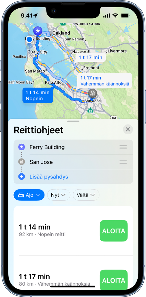 Kartta, jossa näkyy useita ajoreittejä kahden kohteen välillä. Valittuna on nopein reitti. Alhaalla oleva reittikortti näyttää reittien tiedot, kuten arvioidut matka-ajat, pituuden ja lyhyen kuvauksen. Kunkin reitin kuvauksen vieressä on Aloita-painike.