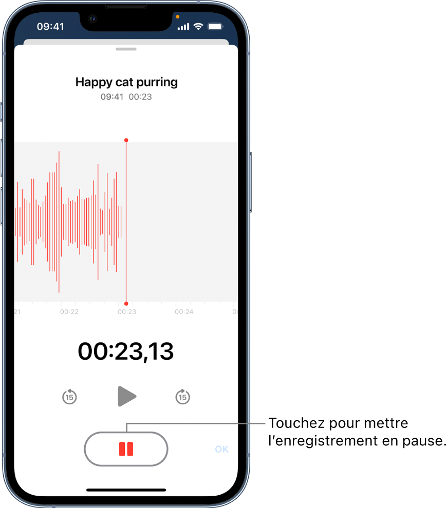 Un enregistrement de mémo vocal en cours, avec un bouton Pause actif en surbrillance et des commandes grisées permettant de lire l’enregistrement, d’avancer de 15 secondes et de reculer de 15 secondes. La majeure partie de l’écran affiche la forme d’onde de l’enregistrement en cours, ainsi que sa durée. Le voyant orange « Micro en cours d’utilisation » apparaît en haut à droite.