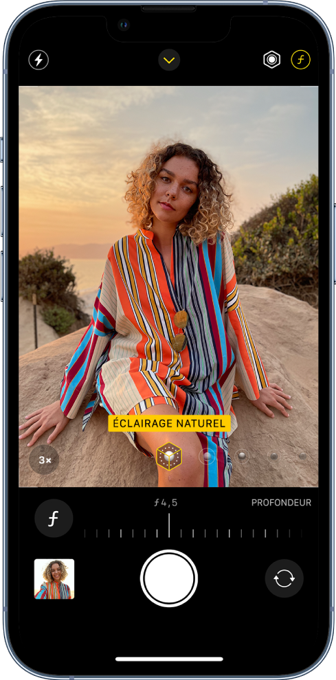L’écran Appareil photo en mode Portrait. Le bouton « Réglage de la profondeur » situé dans le coin supérieur droit de l’écran est sélectionné. Dans le viseur, une zone montre que l’option « Éclairage de portrait » est définie sur « Éclairage naturel », et un curseur permet de modifier l’option d’éclairage. Sous le viseur, un curseur permet d’ajuster le contrôle de la profondeur.