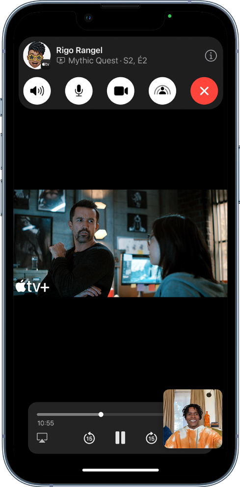 Un appel FaceTime affichant un contenu vidéo Apple TV  en cours de partage lors de l’appel. Les commandes FaceTime sont affichées en haut de l’écran. La vidéo est en cours de lecture sous les commandes. Les commandes de lecture se trouvent en bas de l’écran.
