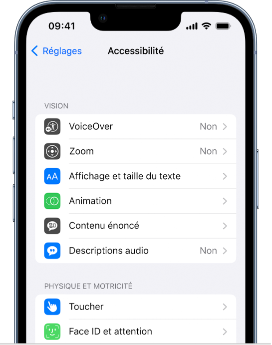 L’écran Accessibilité dans Réglages affichant, de haut en bas, les fonctionnalités intégrées suivantes : des fonctionnalités liées à la vue, notamment VoiceOver, Zoom, Affichage et « Taille du texte », Mouvement, « Contenu énoncé » et « Descriptions audio », ainsi que des fonctionnalités physiques et moteurs, notamment « Touch ID », « Face ID » et Attention.