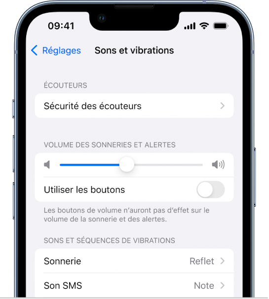 L’écran « Sons et vibrations » dans Réglages. Les options à l’écran sont, de haut en bas, Écouteurs et « Sécurité des écouteurs », « Volume des sonneries et alertes » avec un curseur permettant de régler le volume et une option permettant de modifier le volume à l’aide de boutons, et « Sons et séquences de vibrations », avec les options Sonnerie et « Son SMS ».