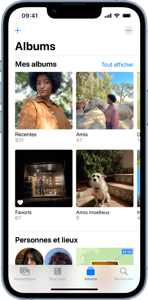 Un utilisateur sélectionne l’onglet Albums en bas de l’écran. Sous l’en-tête « Mes albums », l’écran se remplit avec les albums Récents, « Voyage en Inde », Favoris et Cyclisme. Le bouton « Tout afficher » se trouve en regard de l’en-tête « Mes albums ». Le bouton Ajouter est situé dans le coin supérieur gauche de l’écran.