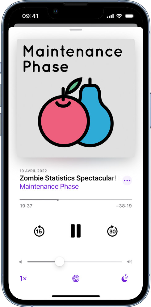 Les commandes de lecture sur l’écran À l’écoute. Sous l’illustration du podcast se trouvent le titre de l’épisode et les commandes permettant d’avancer ou de reculer dans l’émission, de la lire ou de la mettre en pause et de contrôler le volume. En dessous de ces boutons se trouve la commande de volume. Dans le coin inférieur gauche se trouve la commande permettant de modifier la vitesse de lecture. Dans le coin inférieur droit se trouve la minuterie de veille.