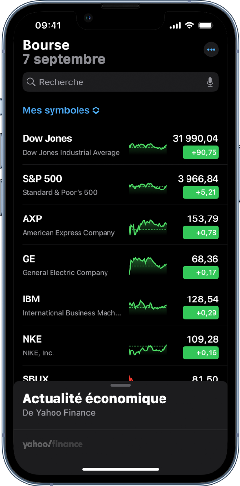 Une liste de suivi avec une liste de diverses actions. Chaque action de la liste affiche, de gauche à droite, le symbole et le nom de l’action, un graphique des performances, le cours de l’action et les évolutions du cours. En haut de l’écran, au-dessus du titre de la liste de suivi « Mes symboles », se trouve le champ de recherche. En bas de l’écran se trouve la section « Actualité économique ». Il est possible de balayer « Business News » vers le haut pour afficher des articles.
